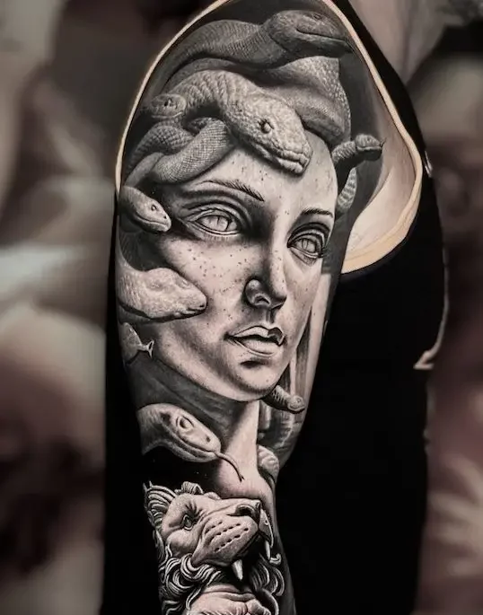 Realistic Medusa tattoo in black and grey by Madrid tattoo artist Juanjo Art Tattoo.